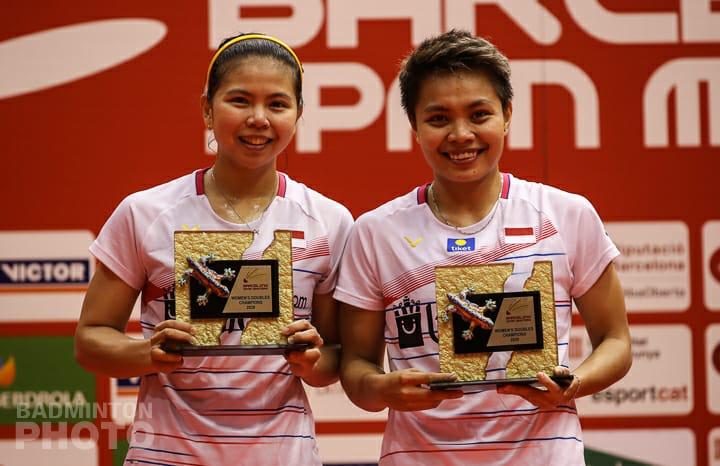 Banyaknya kompetisi yang tertunda akibat pandemi Covid-19 tidak menyurutkan semangat pebulutangkis Apriyani Rahayu (kanan) untuk terus menjaga semangat dan satamina. Selain rutin melahap jadwal latihan, untuk mengisi kebosanan selama di mes Cipayung, Jaka