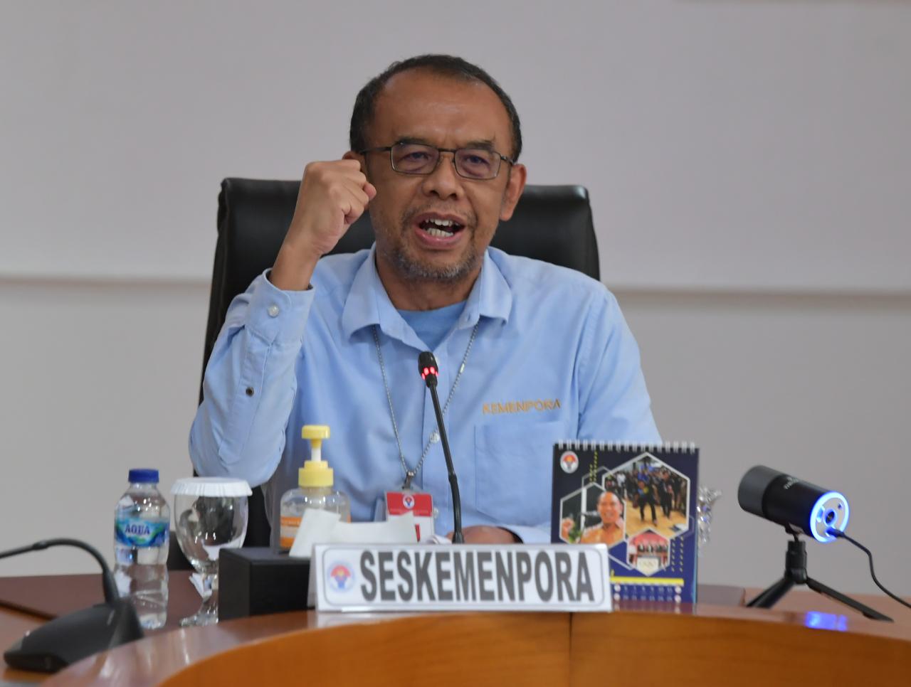  Sesmenpora Gatot S. Dewa Broto terus memberikan semangat kepada para pemuda