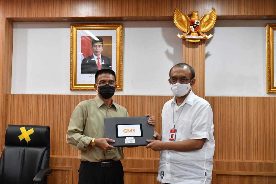 Sesmenpora Gatot S. Dewa Broto bersama Kepala Dinas Pariwisata, Kebudayaan, Kepemudaan dan Olahraga Kota Palangka Raya, Ikhwanudin melakukan serah terima peralatan IT eks Asian Games 2018 di Ruang Rapat Lantai 3, Kemenpora RI, Jakarta, Rabu (14/10). Adapu
