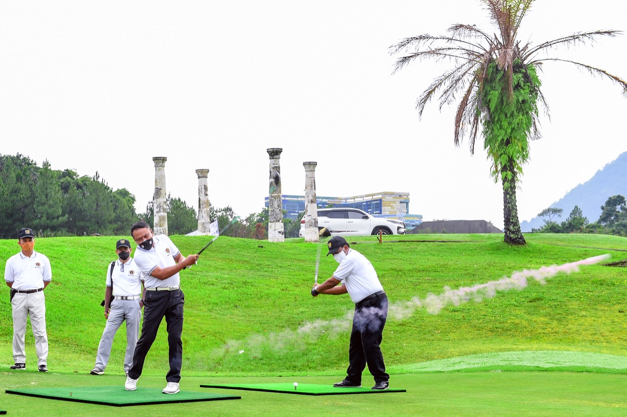 Menteri Pemuda dan Olahraga Republik Indonesia (Menpora RI) Zainudin Amali memberi apresiasi digelarnya Turnamen Golf SIWO PWI Pusat di Sentul Highlands Golf Club, Jawa Barat, Minggu (25 /10) pagi. Turnamen ini diharapkan bisa mengajak masyarakat, khususn