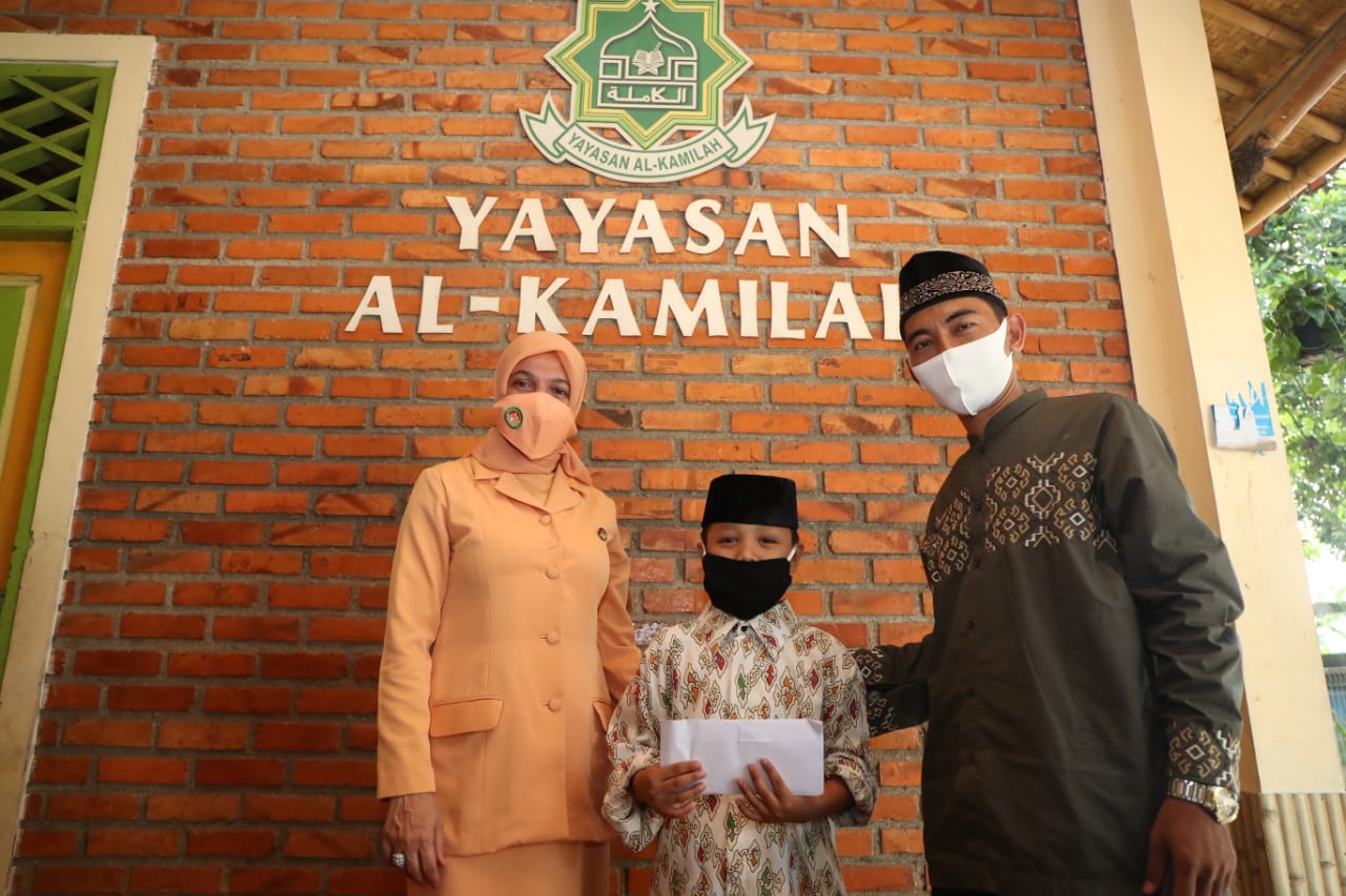 Memperingati HUT Dharma Wanita Persatuan (DWP) ke-21 dan Hari Ibu ke-92, DWP Kemenpora RI selenggarakan Bakti Sosial (Baksos) untuk berbagi di masa pandemi. Secara simbolis, bhaksos ditandai dengan pemberian bantuan yang diterima oleh perwakilan santriwan