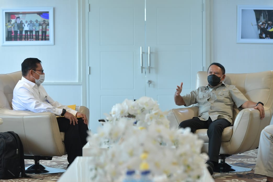 Menteri Pemuda dan Olahraga Republik Indonesia (Menpora RI) Zainudin Amali menerima Ketua Umum Ikatan Sarjana Olahraga Republik Indonesia (Ketum ISORI) masa bakti 2019-2023, Syahrial Bakhtiar di ruang kerjanya lantai 10, Kemenpora RI, Jakarta, Rabu (16/12