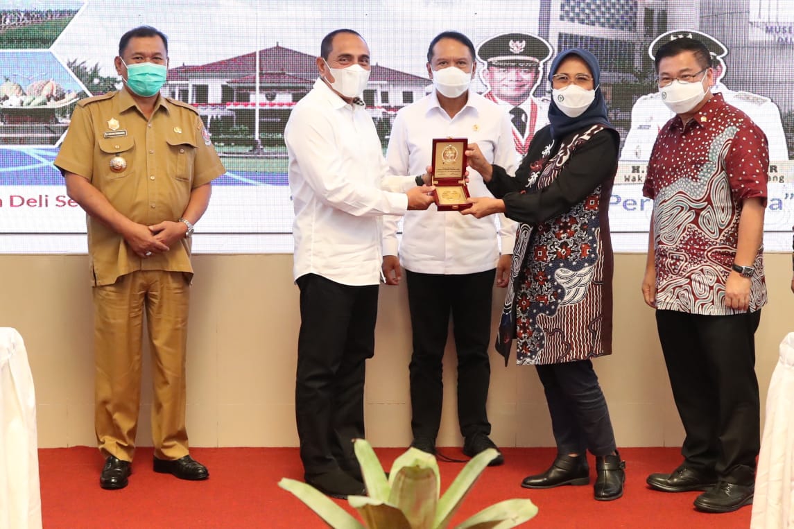 Kunjungan kerja Komisi X DPR RI ke Kabupaten Deli Serdang, Sumatera Utara (15/2) hari ini terasa istimewa dan tidak seperti biasanya. Pimpinan rombongan  Hetifah Sjaifudian yang juga sebagai Wakil Ketua Komisi X DPR RI memberikan apresiasi kepada Menpora 