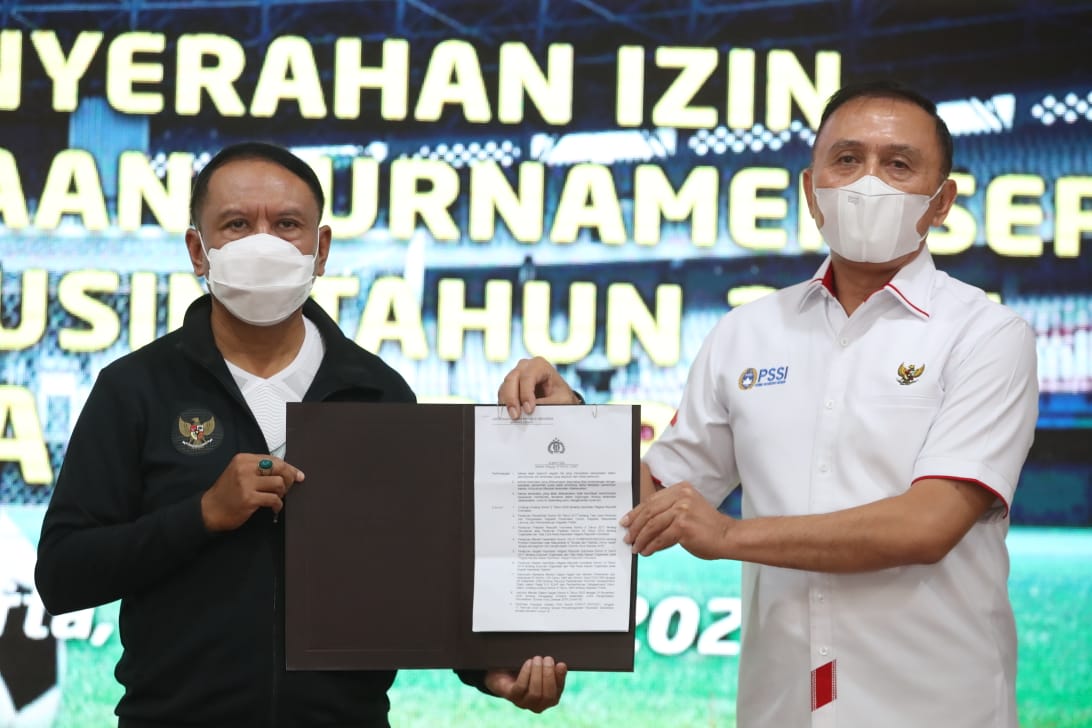 Menteri Pemuda dan Olahraga Republik Indonesia (Menpora RI) Zainudin Amali menyerahkan surat izin penyelenggaraan Turnamen Sepakbola Pra Musim Tahun 2021 Piala Menpora RI kepada Ketua Umum Persatuan Sepak Bola Seluruh Indonesia (PSSI) Mochamad Iriawan yan