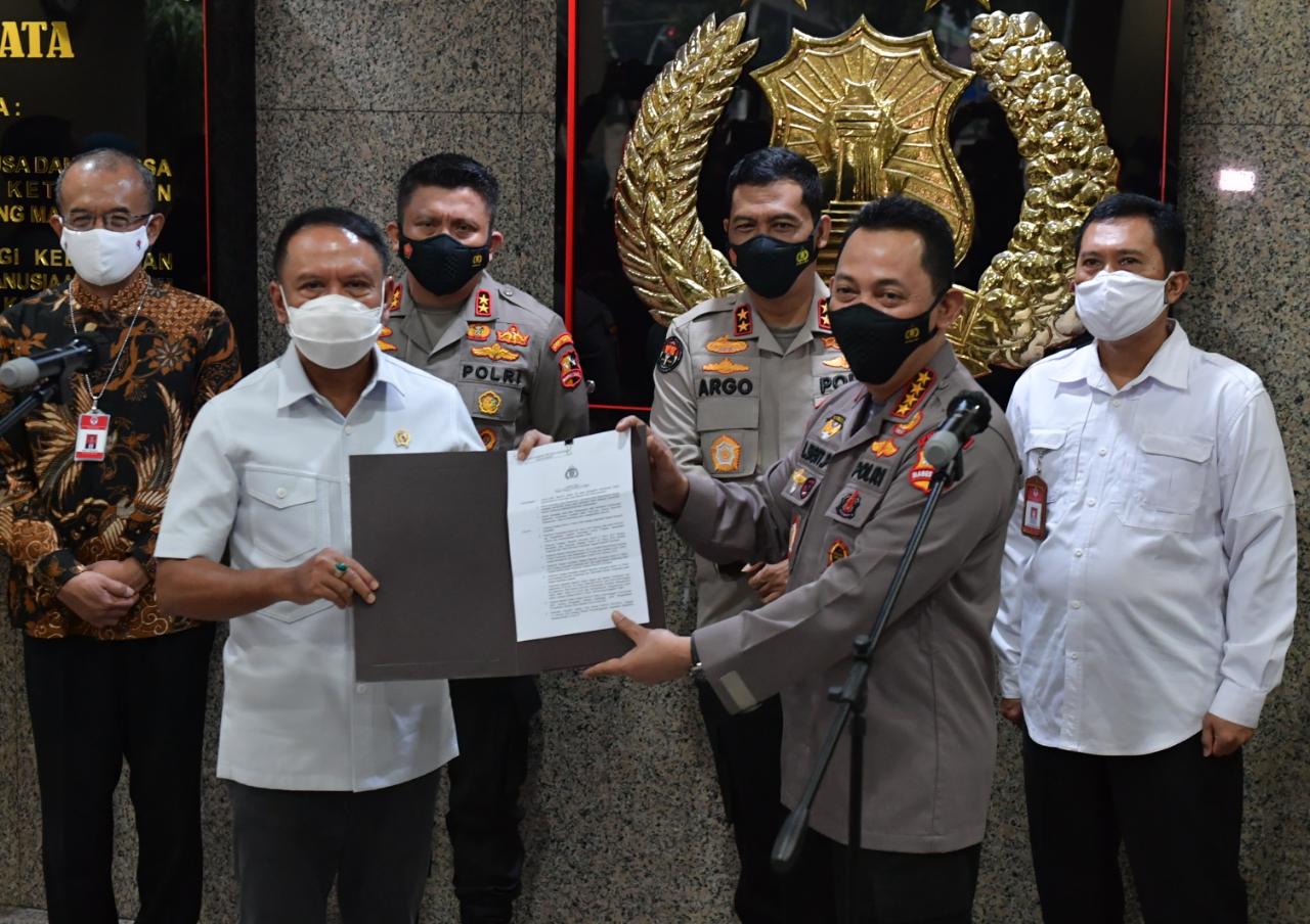 Turnamen pramusim Piala Menpora 2021 telah resmi mendapatkan izin keramaian dari Kepolisian Republik Indonesia (Polri). Izin tersebut keluar setelah melewati proses rapat koordinasi yang panjang dan penundaan beberapa kali sehubungan adanya pandemi covid-