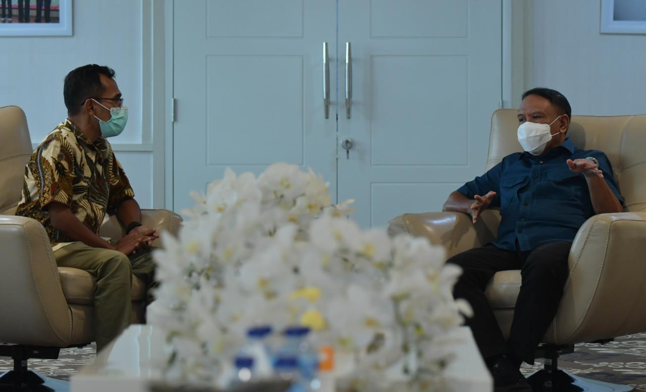 Menteri Pemuda dan Olahraga (Menpora) Zainudin Amali melakukan pertemuan dengan Wali Kota Bima Muhammad Lutfi di gedung Kemenpora, Jakarta, Jumat (25/2). Kunjungan Muhammad Lutfi ini dalam rangka menyampaikan rencananya untuk membangun stadion sepak bola 