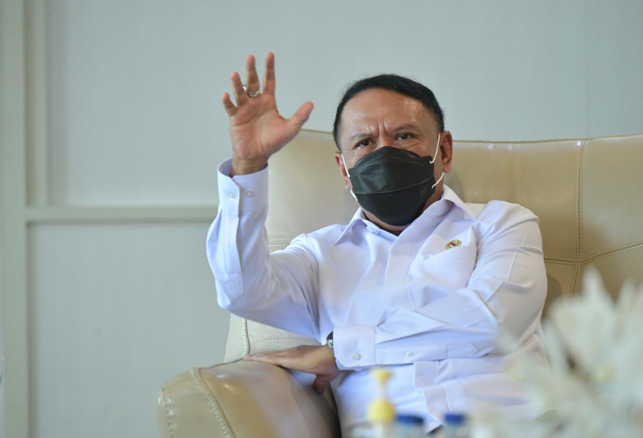 Menteri Pemuda dan Olahraga Republik Indonesia (Menpora RI) Zainudin Amali menanggapi  maraknya pemberitaan tentang Wisma Atlet Hambalang yang akan dibangun lagi dan akan digunakan untuk pemusatan latihan olahraga nasional. (foto:bagus/kemenpora.go.id)