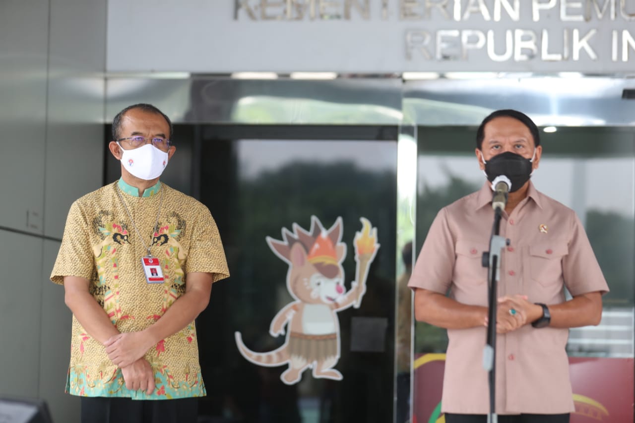 Menteri Pemuda dan Olahraga (Menpora) Zainudin Amali merasa kesal atas sikap penyelenggara All England 2021 dan Federasi Bulu Tangkis Internasional (BWF). Tak hanya ditendang dari ajang turnamen tersebut, pemain ganda putra Indonesia, Hendra Setiawan juga