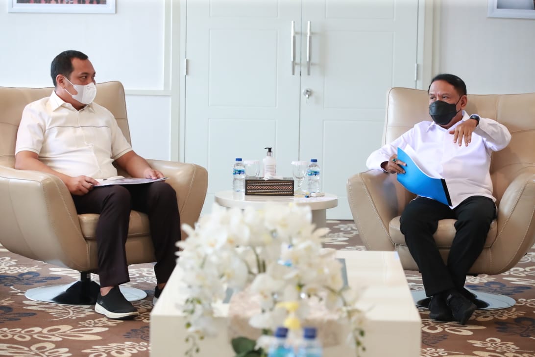 Menteri Pemuda dan Olahraga Republik Indonesia (Menpora RI) Zainudin Amali menerima audiensi Walikota Banjarbaru Aditya Mufti Ariffin yang hadir bersama Kepala Bappeda Banjarbaru Kanafi, Kepala BPKAD Banjarbaru Jainudin di ruang kerjanya lantai 10 Kantor
