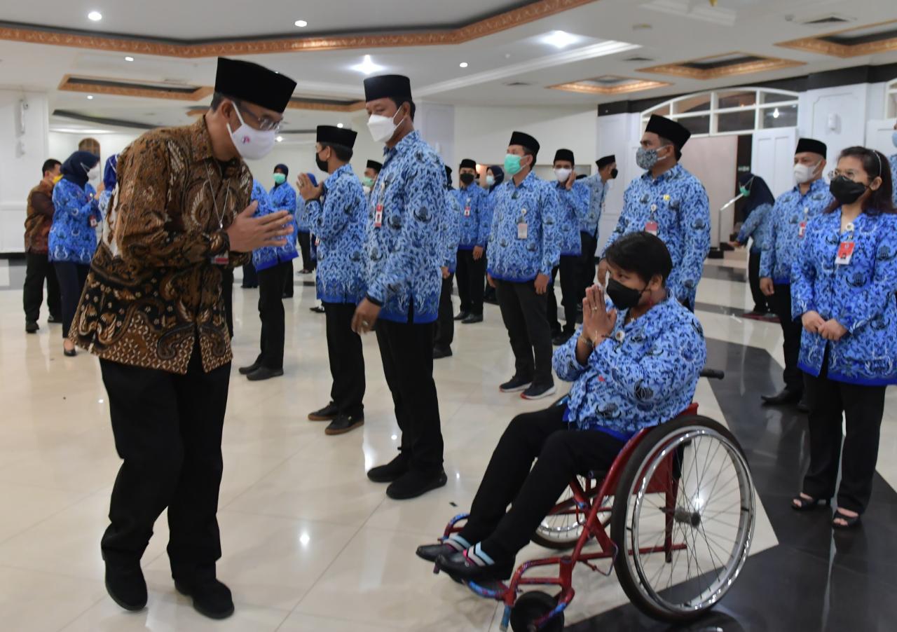 Sekretaris Kementerian Pemuda dan Olahraga (Sesmenpora) Gatot S Dewa Broto memimpin pelantikan Jabatan Fungsional Tertentu Pelatih Olahraga, Asisten Pelatih Olahraga dan Pranata Keuangan APBN di Auditorium Wisma Kemenpora, Jakarta Pusat, Senin (5/4). (fot