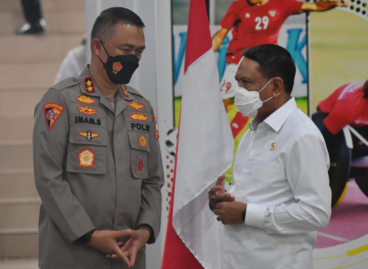 Menteri Pemuda dan Olahraga Republik Indonesia (Menpora RI) Zainudin Amali telah melakukan rapat koordinasi (rakor) pengkajian pemberian rekomendasi izin keramaian untuk penyelenggaraan kompetisi sepak bola liga 1 dan liga 2. Usai memimpin rakor, Menpora 