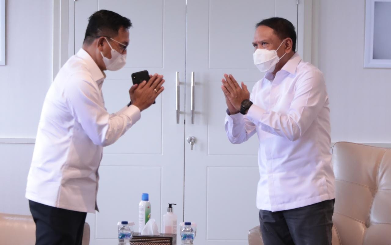 Menteri Pemuda dan Olahraga Republik Indonesia (Menpora RI) Zainudin Amali menerima kunjungan Bupati Solok Selatan, Sumatera Barat, Khairunas di ruang kerjanya, lantai 10, gedung Kemenpora, Jakarta Pusat, Kamis (27/5) pagi.(foto:rayki/kemenpora.go.id)
