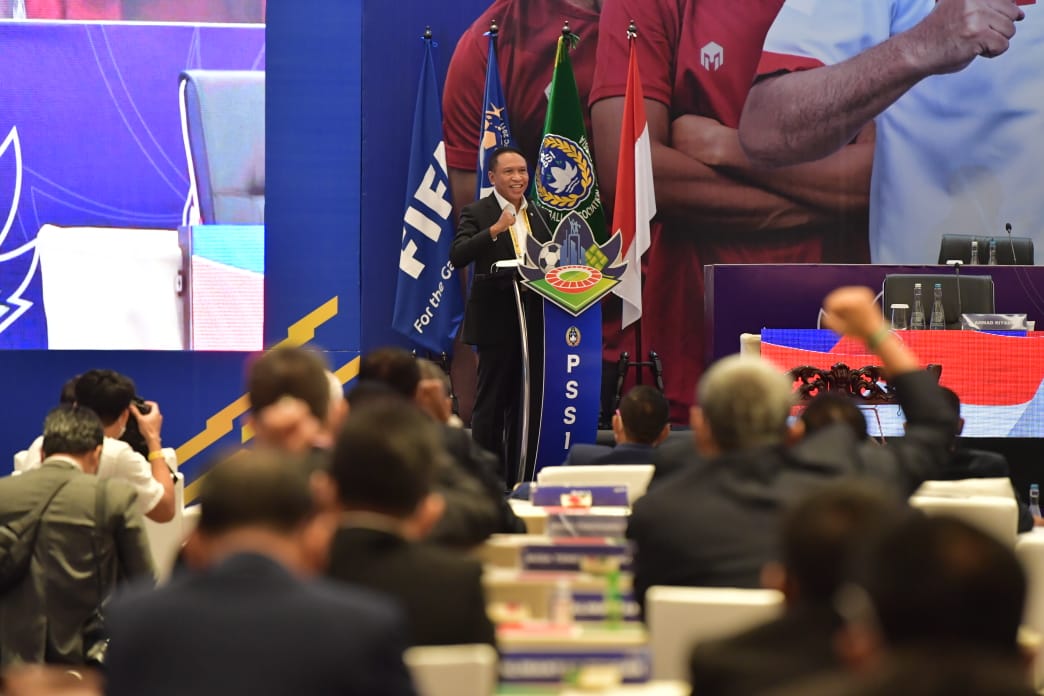 Kompetisi sepak bola Liga 1, Liga 2, dan Liga 3 kian menemui harapan. Menteri Pemuda dan Olahraga Republik Indonesia (Menpora RI) Zainudin Amali menjamin bahwa izin untuk bergulirnya kompetisi sepak bola nasional tersebut akan turun. (foto:bagus/kemenpora