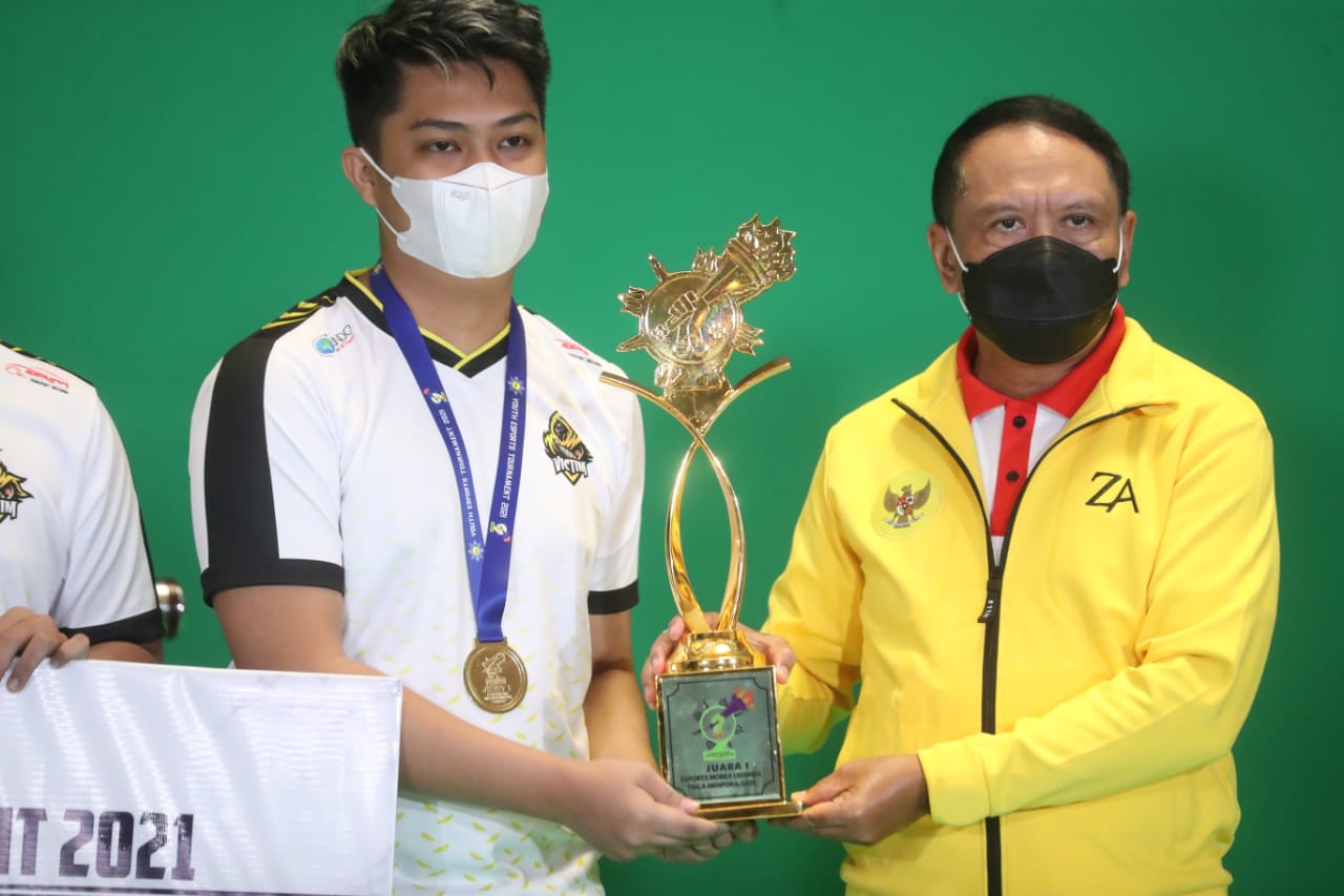 Menteri Pemuda dan Olahraga Republik Indoensia (Menpora RI) Zainudin Amali secara resmi menutup Youth Esport Piala Menpora 2021 yang digelar Angkatan Muda Pembaharuan Indonesia (AMPI) Jawa Timur (Jatim) di Surabaya, Sabtu (5/6).(foto:rayki/kemenpora.go.id