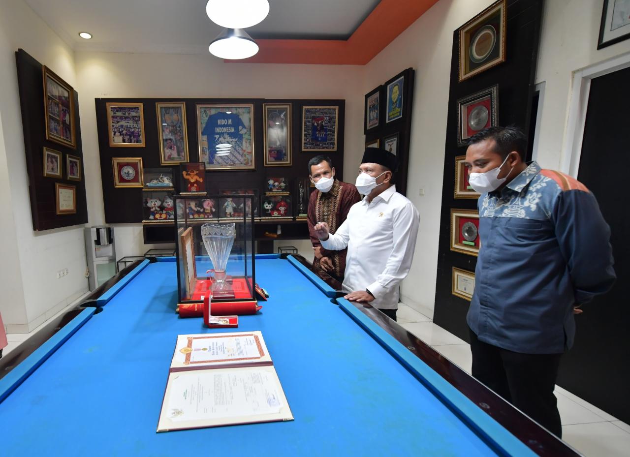 Menteri Pemuda dan Olahraga Republik Indonesia (Menpora RI) Zainudin Amali melakukan takziah di rumah almarhum mantan pebulu tangkis nasional Markis Kido di ruma duka Grand Wisata Cluster Water Garden, Tambun Selatan, Bekasi, Jawa Barat, Rabu (16/6) pagi.