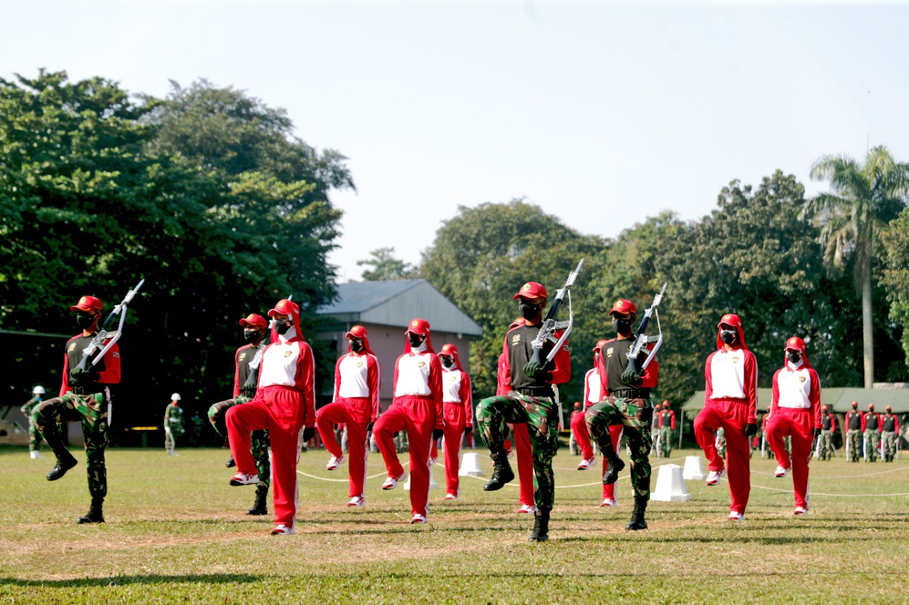 Sebanyak 68 putra-putri Calon Pasukan Pengibar Bendera Pusaka (Capaska) 2021 yang berasal dari 34 provinsi, menjalani latihan gabungan pertama bersama Pasukan Pengamanan Presiden (Paspampres).(foto:rayki/kemenpora.go.id)