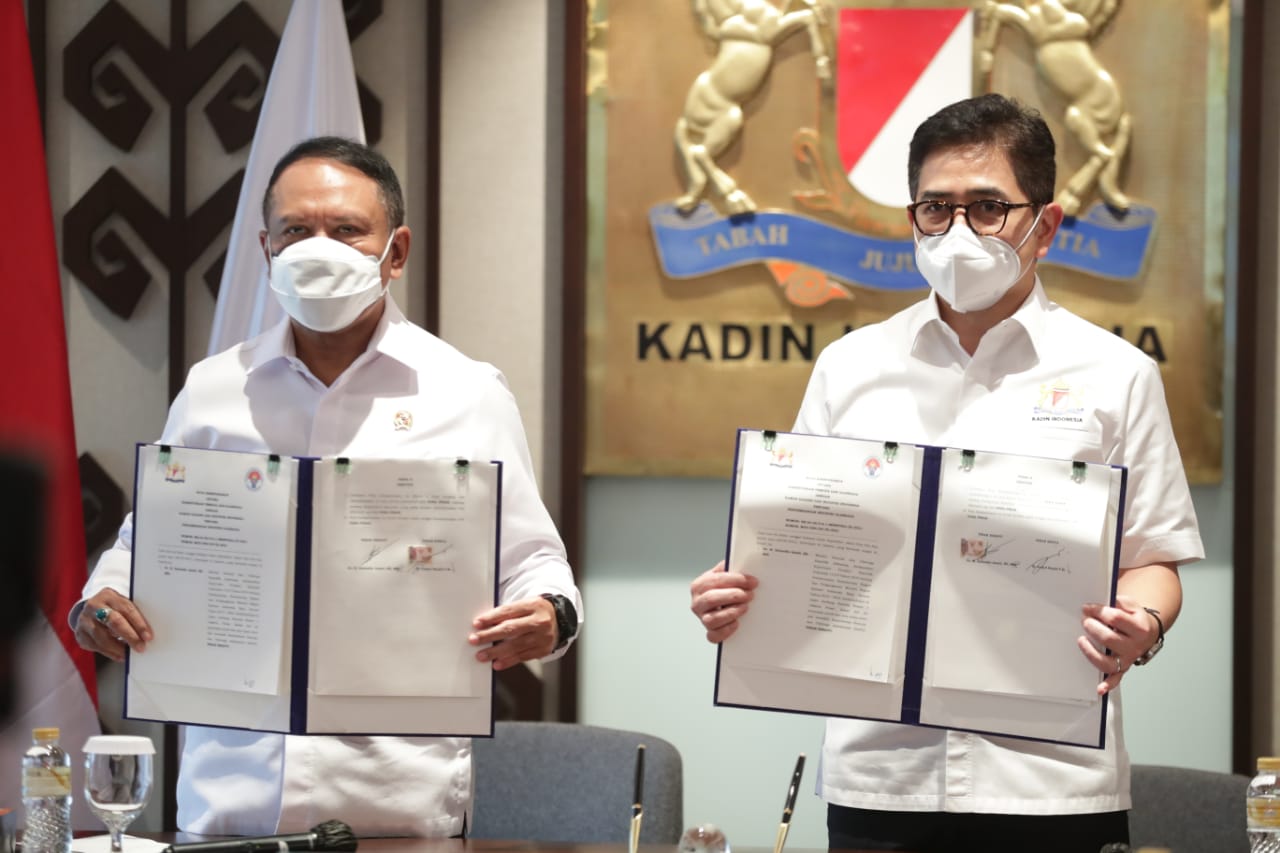 Menteri Pemuda dan Olahraga Republik Indonesia (Menpora RI) Zainudin Amali menandatangani Nota Kesepahaman atau Memorandum of Understanding (MoU) dengan Ketua Kamar Dagang Indonesia (Kadin) Arsjad Rasjid tentang Pengembangan Industri Olahraga di kantor Ka