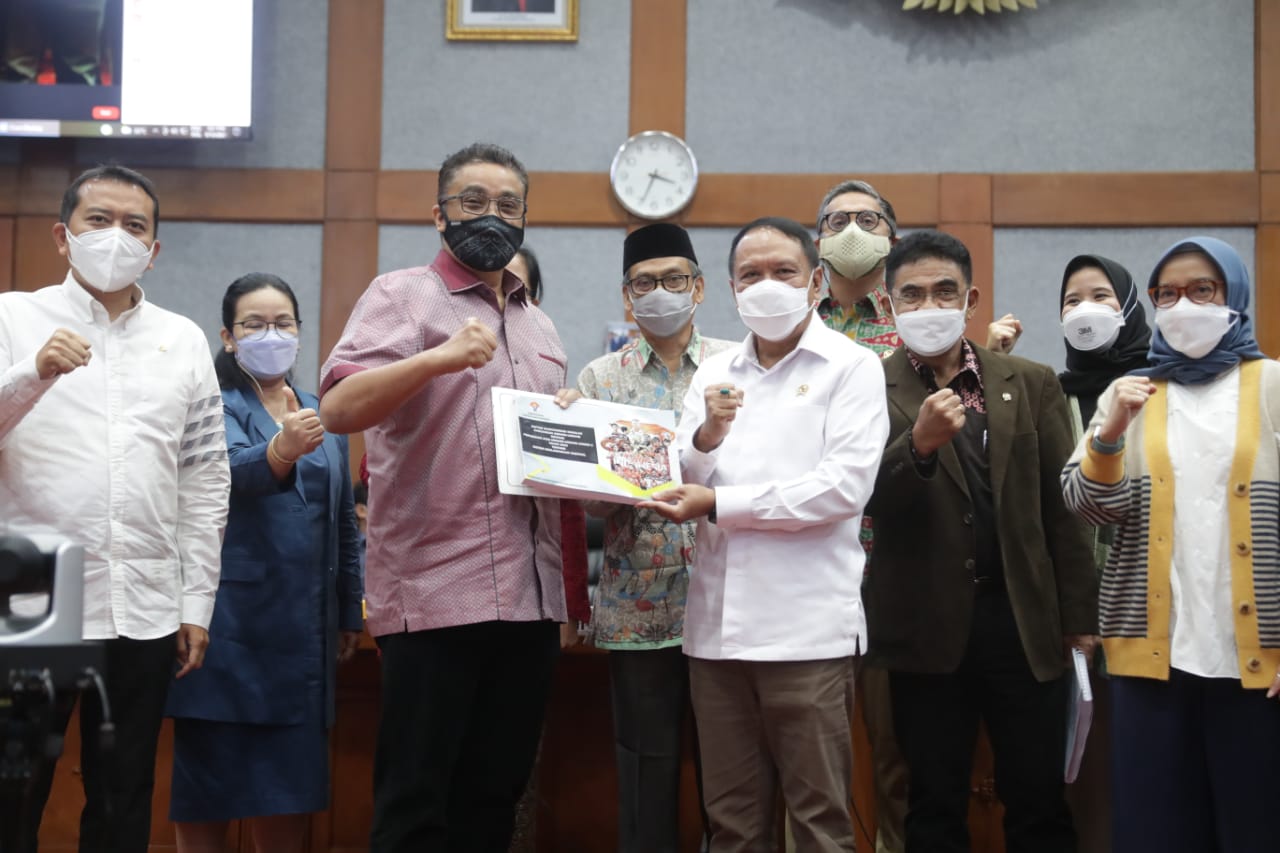 Menteri Pemuda dan Olahraga Republik Indonesia (Menpora RI) Zainudin Amali menyerahkan Daftar Inventarisasi Masalah Rancangan Undang-Undang Tentang Perubahan atas Undang-Undang Nomor 3 tahun 2005 tentang Sistem Keolahragaan Nasional (DIM RUU SKN) kepada K