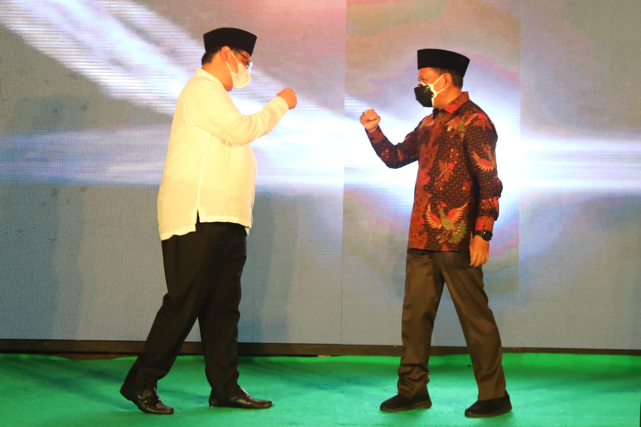 Menteri Koordinator (Menko) Perekonomian Republik Indonesia Airlangga Hartarto mengapresiasi Kementerian Pemuda dan Olahraga yang menggelar launching bulan pemuda dan kick off pesantren preneur di Pondok Pesantren Asshiddiqiyah, Jakarta, Selasa (28/9). Ke