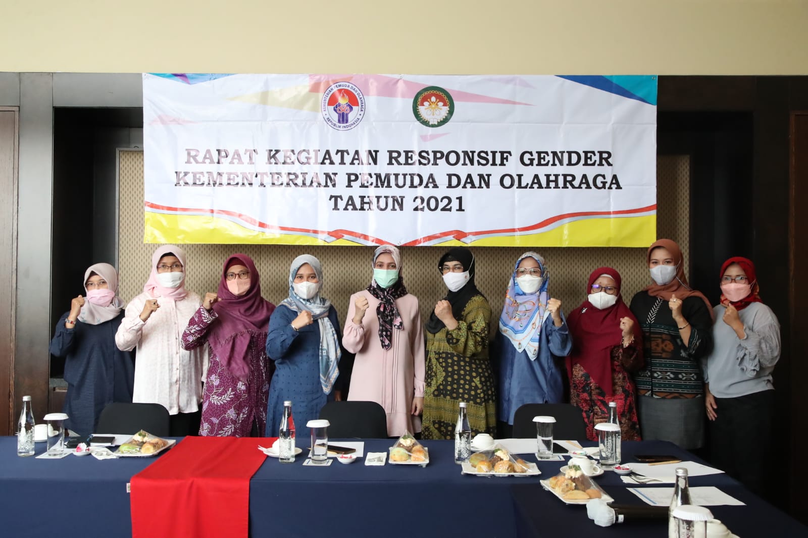Penasehat Dharma Wanita Persatuan (DWP) Kemenpora RI Nadiah Zainudin Amali didampingi Ketua DWP Kemenpora Lina Gatot S Dewa Broto memimpin Rapat Anggota tentang Kegiatan Responsif Gender Kemenpora Tahun 2021 di Hotel Hilton, Bandung, Jaea Barat, Jumat (15