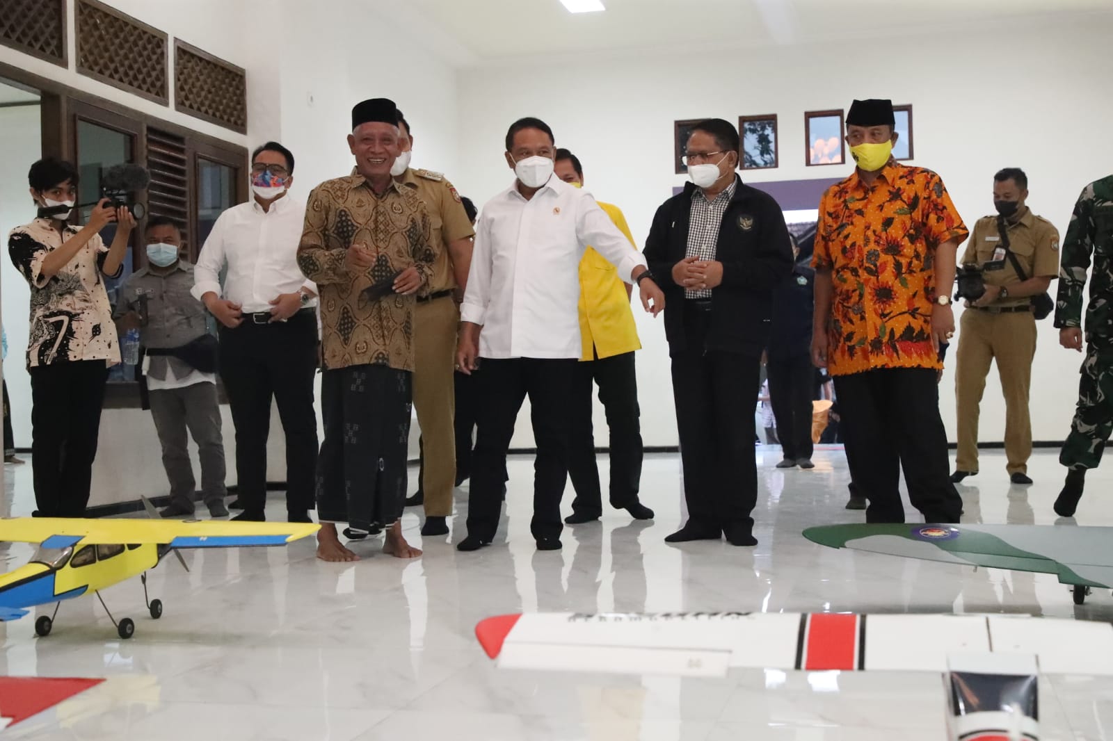 Menpora Amali apresiasi pembangunan kepemudaan di Kendal yang berbasis santri kreatif. Yang menakjubkan lagi, bila di tempat lain sulit menggabungkan dua hal yang punya sisi berbeda tetapi di Kendal bisa dilakukan, yaitu industri santri.(foto: putra/kemen