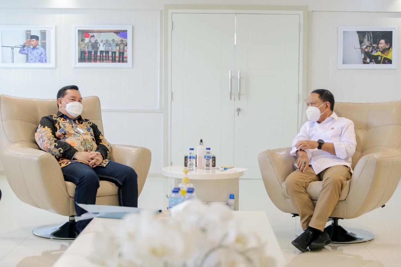Menteri Pemuda dan Olahraga Republik Indonesia (Menpora RI) Zainudin Amali hari Selasa (2/11) siang menerima audiensi Bupati Kotawaringin Timur, Halikinnor yang hadir bersama Sekda Kotawaringin Timur, Fajrurrahman dan Staf DPR RI Chandra Dewi di ruang ker