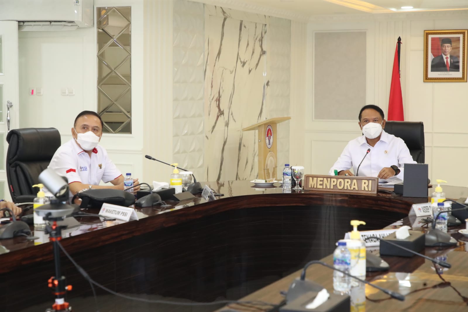 Menteri Pemuda dan Olahraga Republik Indonesia (Menpora RI), Zainudin Amali melakukan rapat bersama Ketua Umum PSSI Mochamad Iriawan dan Direktur Utama (Dirut) PT LIB, Akhmad Hadian Lukita di kantor Kemenpora, Senin (6/12) pagi. Rapat ini membahas terkait