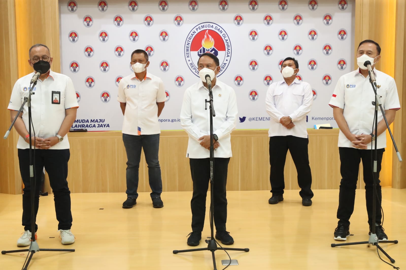 Usai melakukan rapat dengan PSSI dan LIB, Menteri Pemuda dan Olahraga (Menpora) Zainudin Amali menghadiri konferensi pers bersama Ketua Umum PSSI Mochamad Iriawan dan Direktur Utama PT Liga Indonesia Baru (LIB), Akhmad Hadian Lukita terkait rencana uji co