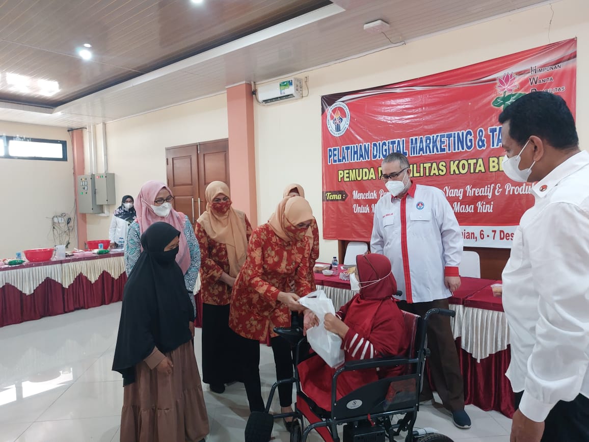 Dharma Wanita Persatuan (DWP) Kemenpora menghadiri Pembukaan Pelatihan Tata Boga dan Digital Marketing bagi Pemuda Disabilitas HWDI Kota Bekasi, Rawa Lumbu Bekasi, Senin (6/12) pagi. Penasihat DWP Kemenpora, Nadiah Zainudin Amali mengapresiasi kepada para