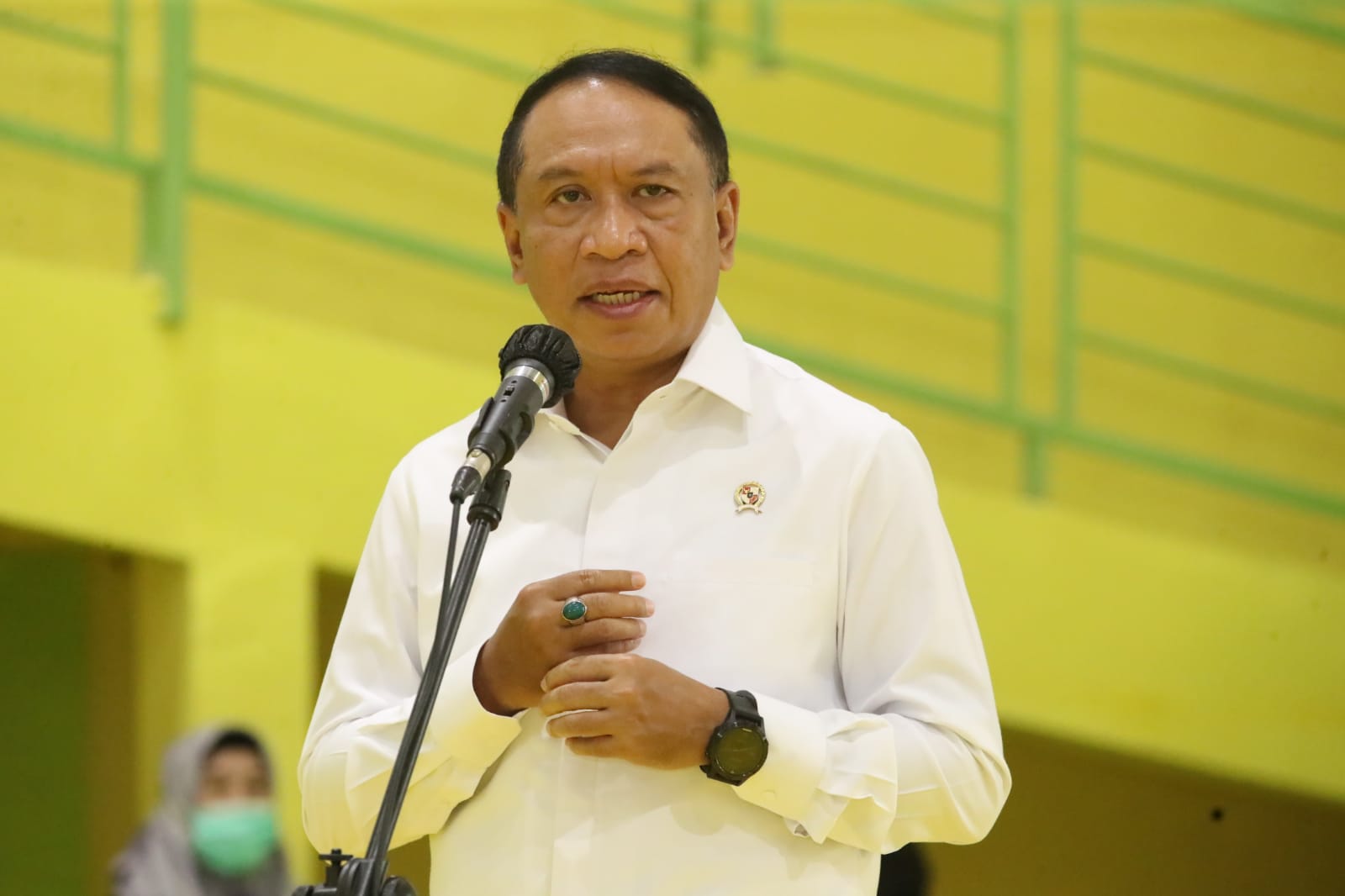 Menteri Pemuda dan Olahraga Republik Indonesia (Menpora RI) Zainudin Amali meminta pemerintah Kabupaten Barito Kuala (Batola) dapat merawat dan memelihara dengan baik Gedung Olahraga Setara agar pembinaan dan prestasi atlet dapat berkesinambungan.(foto:pu