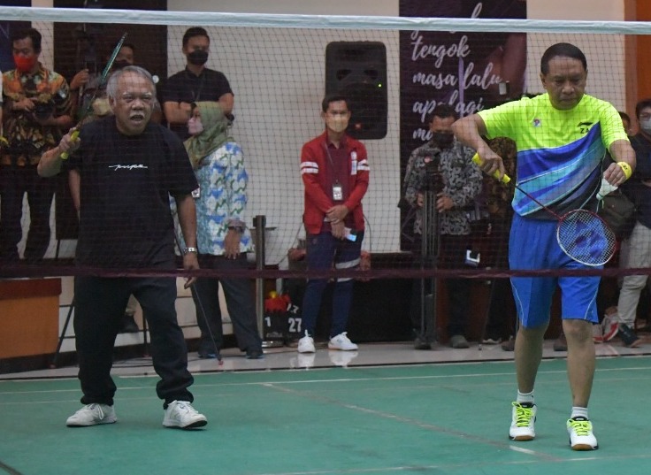 Sejumlah menteri kabinet Indonesia Maju menunjukkan kemahirannya dalam bermain Bulu Tangkis dalam pertandingan persahabatan atau Exhibition Badminton Kepala Sekretariat Presiden Cup (Kasetpres Cup) Tahun 2022 yang digelar di Gedung Krida Bhakti Kementeri