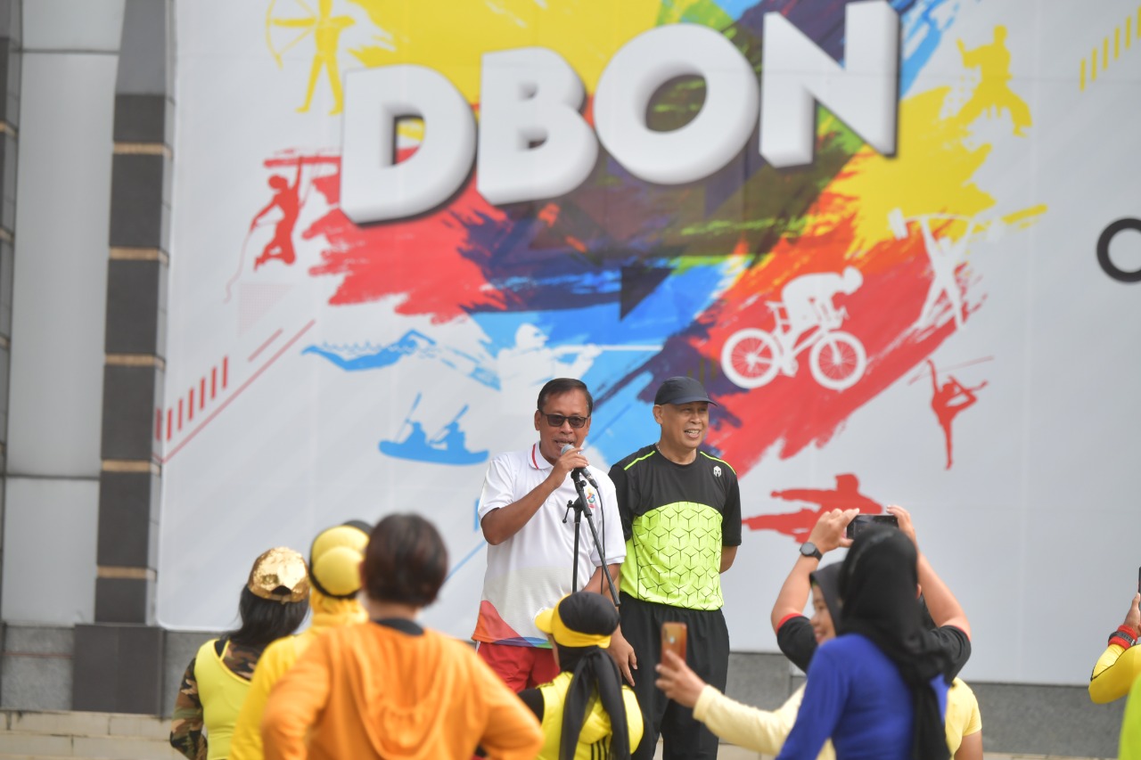 Kementerian Pemuda dan Olahraga terus menggerakkan masyarakat untuk terus bergerak, agar sehat selalu untuk Indonesia bugar. Pagi ini tampak suasana kegembiraan dalam senam bersama para pejabat, pegawai, dan komunitas, di Plaza Kemenpora, Senayan, Jakarta