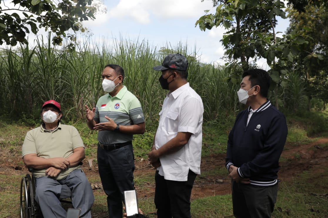 Menteri Pemuda dan Olahraga (Menpora) Zainudin Amali bersama Ketua NPC Indonesia Seny Marbun, Bupati Karanganyar Juliyatmono dan Deputi Peningkatan Prestasi Chandra Bhakti, hari Sabtu (22/1) pagi meninjau lokasi lahan yang akan dibuat untuk Training Camp