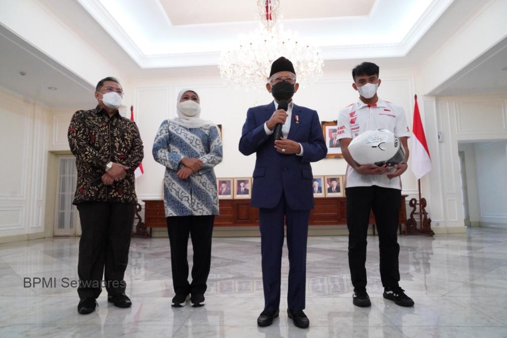 Wakil Presiden Republik Indonesia (Wapres RI) menerima kunjungan pebalap muda asal Magetan, Mario Suryo Aji di Istana Wapres. Kedatangan rider Honda Team Asia tersebut meminta doa sekaligus restu sebelum tampil di ajang Moto3 2022 .(foto:BPMI setwapres)