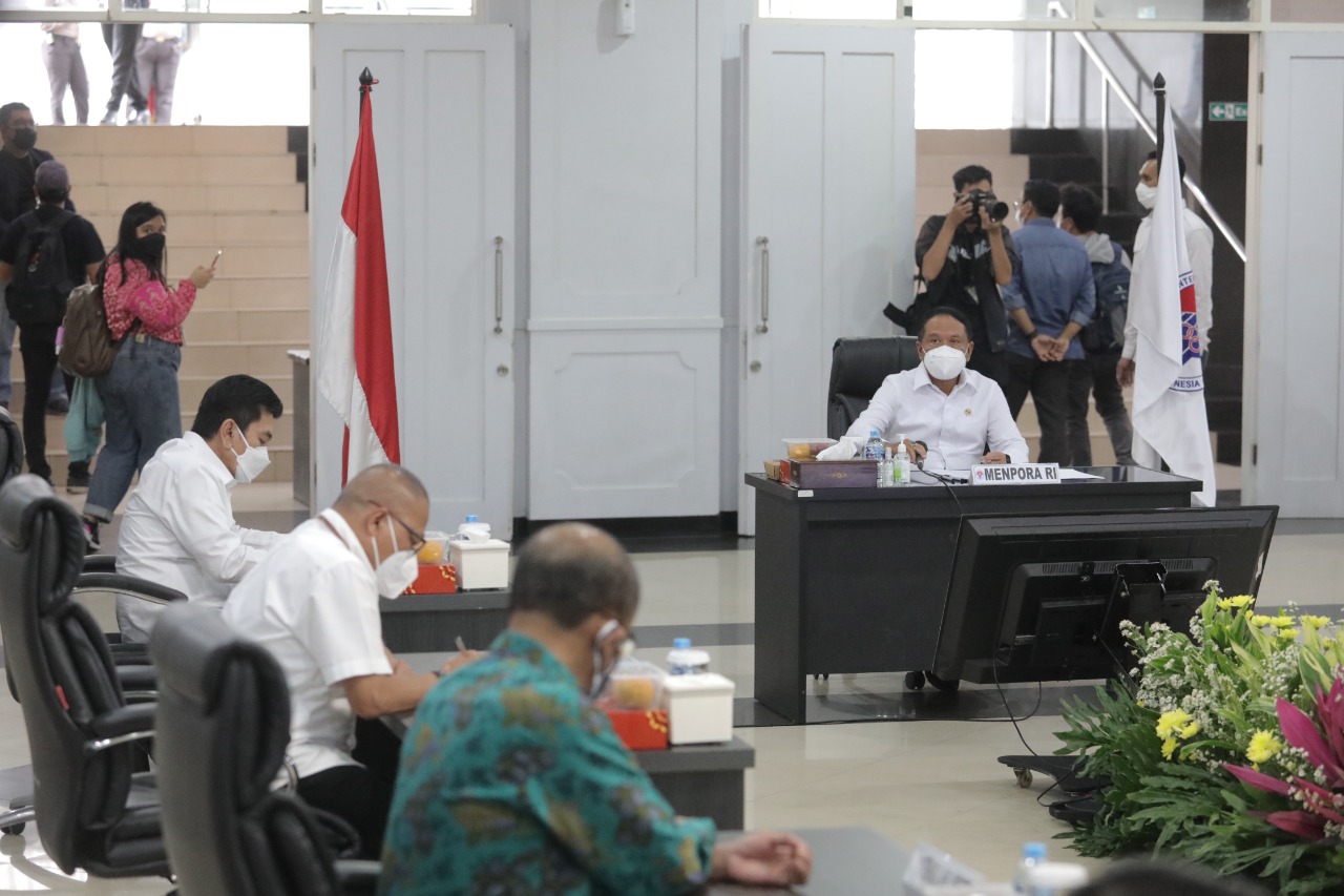 Menteri Pemuda dan Olahraga Republik Indonesia (Menpora RI) Zainudin Amali memimpin rapat koordinasi (rakor) dengan PSSI untuk membahas terkait naturalisasi pemain Sepak Bola di Auditorium Wisma Kemenpora, Jakarta Pusat, Kamis (10/2). (foto:raiky/kemenpor