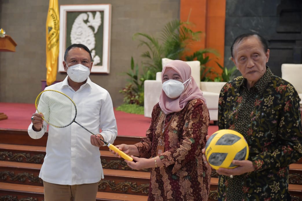 Menko Perekonomian Airlangga Hartarto bersama Menteri Pemuda dan Olahraga Republik Indonesia (Menpora RI) Zainudin Amali terus mendukung perkembangan prestasi olahraga di Indonesia. Dukungan itu dibuktikan dengan pemberian alat olahraga kepada Universitas