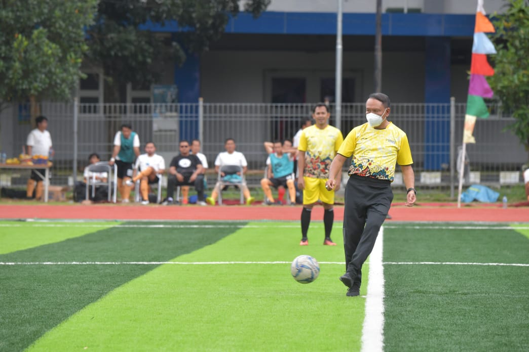 Peresmian Lapangan Sepakbola Fakultas Ilmu Keolahragaan (FIK) Universitas Negeri Semarang (UNNES) juga ditandai dengan seremonial pertandingan persahabatan antara Tim Kemenpora dengan Tim FIK UNNES, Sabtu  (26/2) sore. Kick off dilakukan oleh Menpora Amal