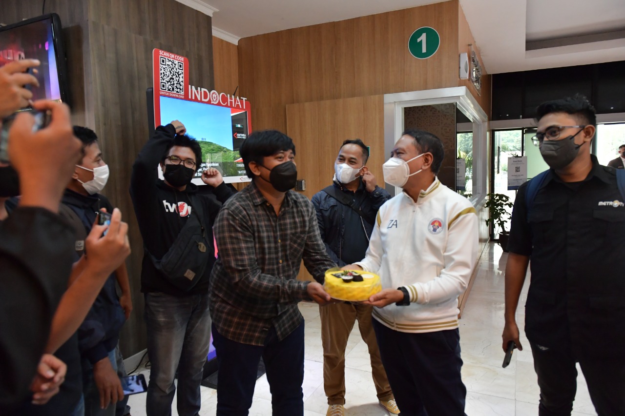 Menteri Pemuda dan Olahraga Republik Indonesia (Menpora RI), Zainudin Amali mendapat kejutan dari para wartawan atau jurnalis berbagai media di ulang tahunnya yang ke-60.(foto:bagus/kemenpora.go.id)