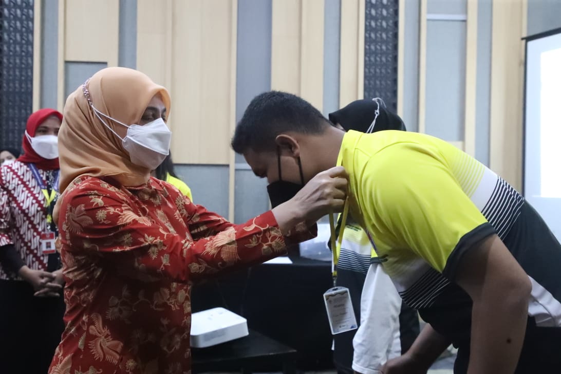 Penasihat Dharma Wanita Persatuan (DWP) Kementerian Pemuda dan Olahraga Republik Indonesia (Kemenpora RI), Nadiah Zainudin Amali memberikan motivasi saat membuka pelatihan kemandirian dan pembentukan karakter pemuda termaginalkan tingkat nasional tahun 20