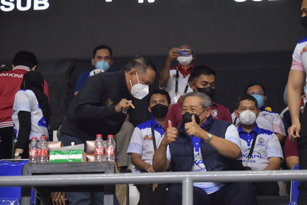 Menteri Pemuda dan Olahraga Republik Indonesia (Menpora RI), Zainudin Amali secara resmi menutup kompetisi Bola Voli PLN MOBILE PROLIGA 2022 di GOR Padepokan Voli Jenderal Polisi Kuntoro, Sentul Bogor, Minggu (27/3) malam. (foto:bagus/kemenpora.go.id)