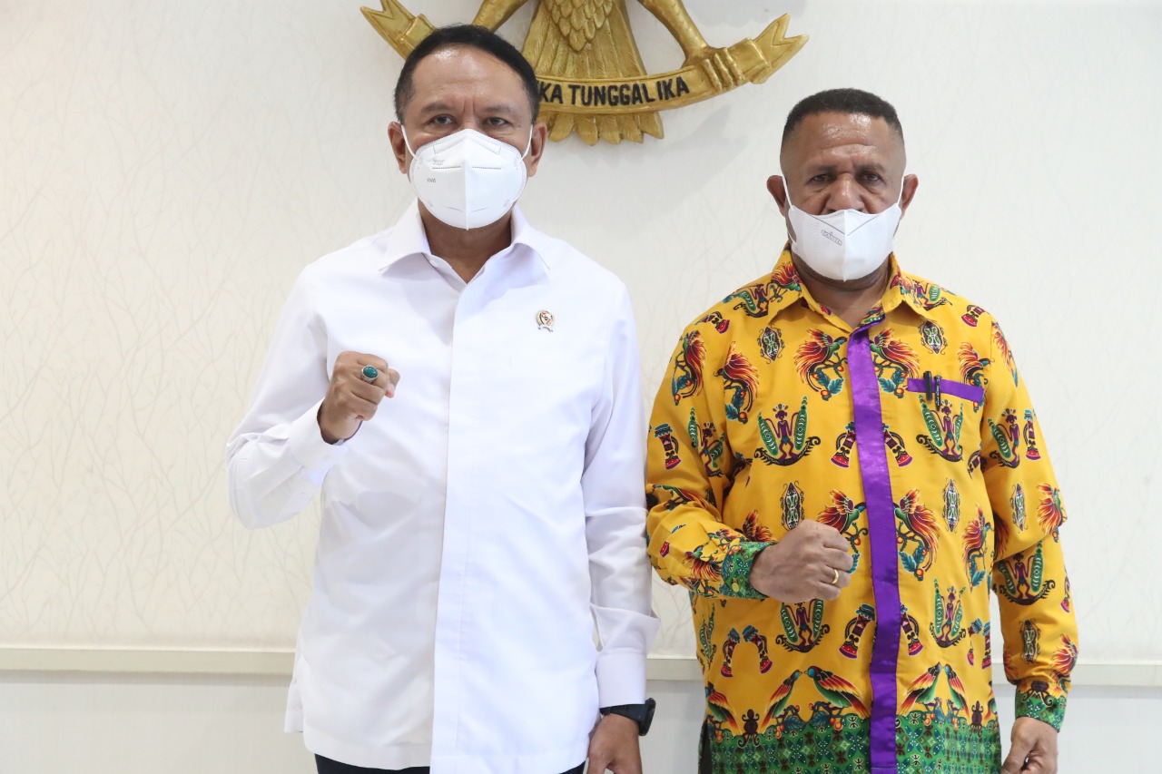 Menteri Pemuda dan Olahraga Republik Indonesia (Menpora RI), Zainudin Amali menerima kunjungan Bupati Kabupaten Pegunungan Bintang Papua, Yan Bidana di ruang kerjanya, lantai 10 gedung Graha Kemenpora, Senayan Jakarta Pusat, Rabu (6/4) pagi. (foto:putra/k
