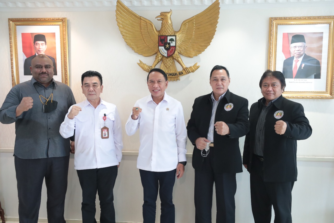 Menteri Pemuda dan Olahraga Republik Indonesia (Menpora RI) Zainudin Amali mendukung penuh Pengurus Besar Ikatan Pencak Silat Indonesia (PB IPSI) untuk membawa pencak silat mendunia dan dapat dipertandingkan di olimpiade.(foto:rayki/kemenpora.go.id)