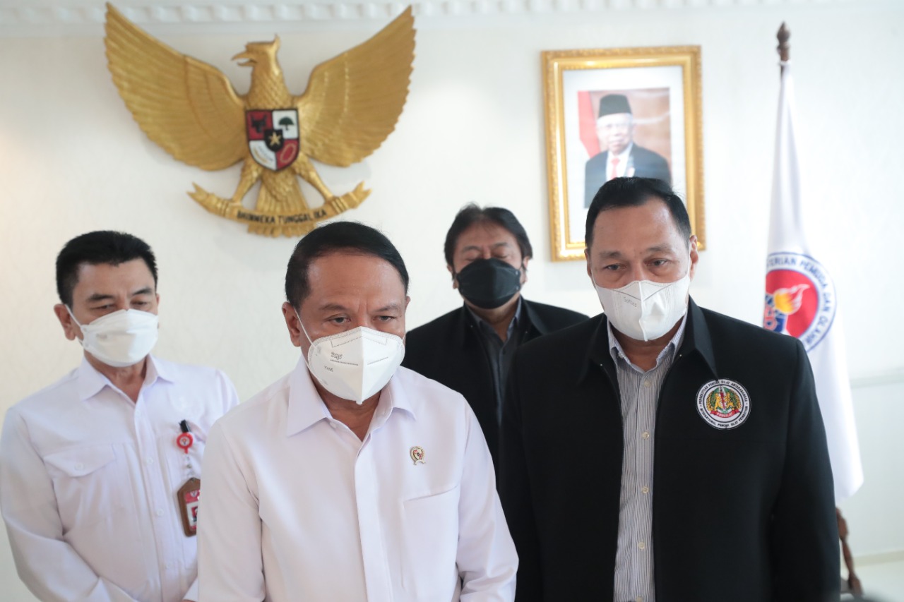 Menteri Pemuda dan Olahraga Republik Indonesia (Menpora RI) meminta Pengurus Besar Ikatan Pencak Silat Indonesia (PB IPSI) dan International Pencak Silat Federation untuk lebih menonjolkan Pencak Silat sebagai cabang olahraga bela diri ketimbang sebagai b