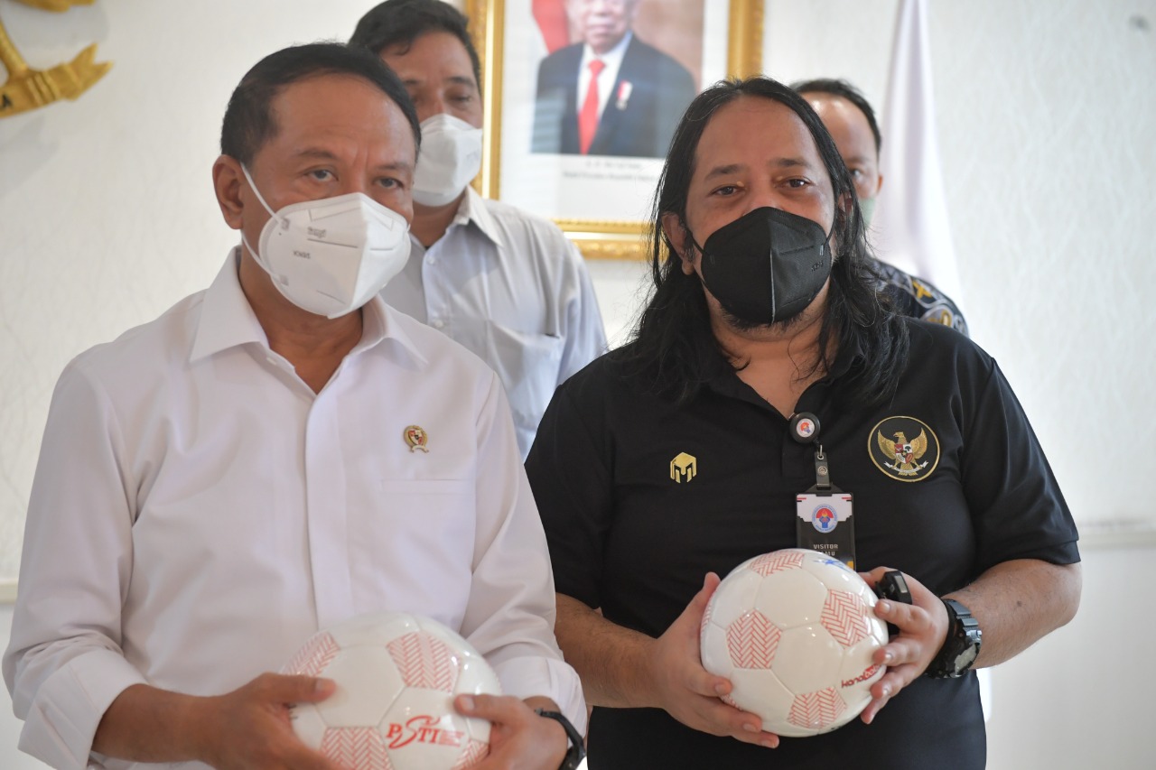 Ketua Umum Paguyuban Suporter Timnas Indonesia (PSTI) Ignatius Indro menyampaikan apresiasi dan ucapan terimakasih kepada Menteri Pemuda dan Olahraga (Menpora) Zainudin Amali karena telah meluangkan waktunya untuk berdiskusi dengan pengurus PSTI.(foto:ray