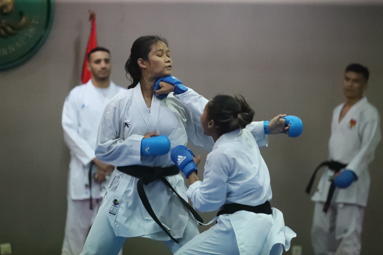 Latihan rutin yang dijalani tim karate Indonesia tampak berbeda dari sebelumnya. Mereka kedatangan Menteri Pemuda dan Olahraga Republik Indonesia (Menpora RI) Zainudin Amali yang meninjau langsung kesiapan tim sebelum berangkat ke SEA Games 2021 Vietnam.