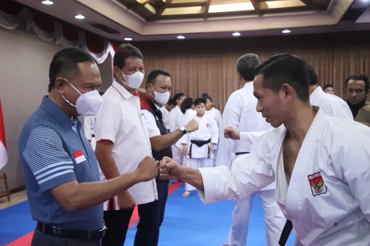 Menteri Pemuda dan Olahraga Republik Indonesia (Menpora RI) Zainudin Amali meninjau langsung pelatnas tim karate Indonesia yang turun di SEA Games 2021 Vietnam. Menpora Amali meminta para karateka berjuang secara maksimal demi target medali emas.(foto:put
