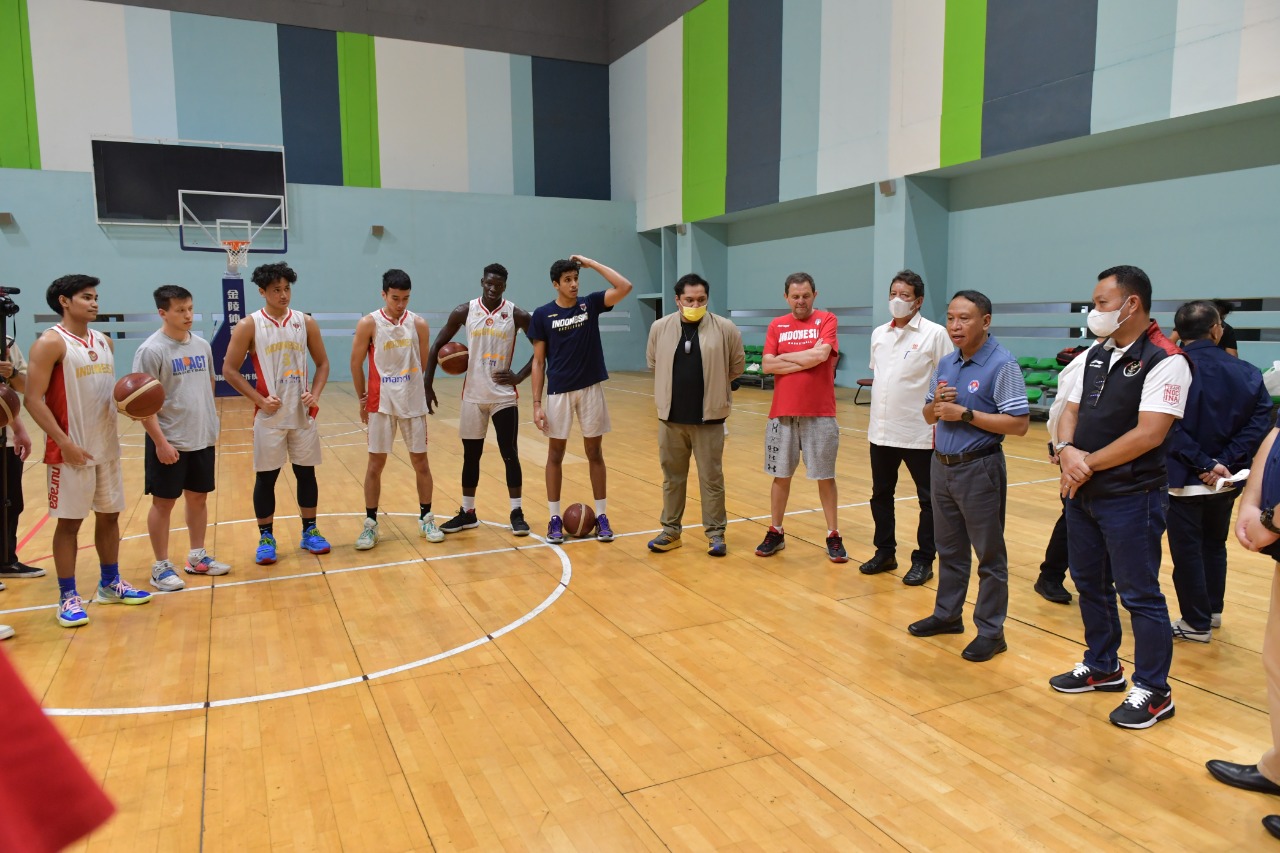 Menteri Pemuda dan Olahraga Republik Indonesia (Menpora RI) Zainudin Amali beri semangat kepada para atlet basket saat meninjau pelatnas gabungan tim basket Indonesia yang akan turun di SEA Games 2021 Vietnam dan FIBA Asia 2022, di GBK Arena Senayan Jakar