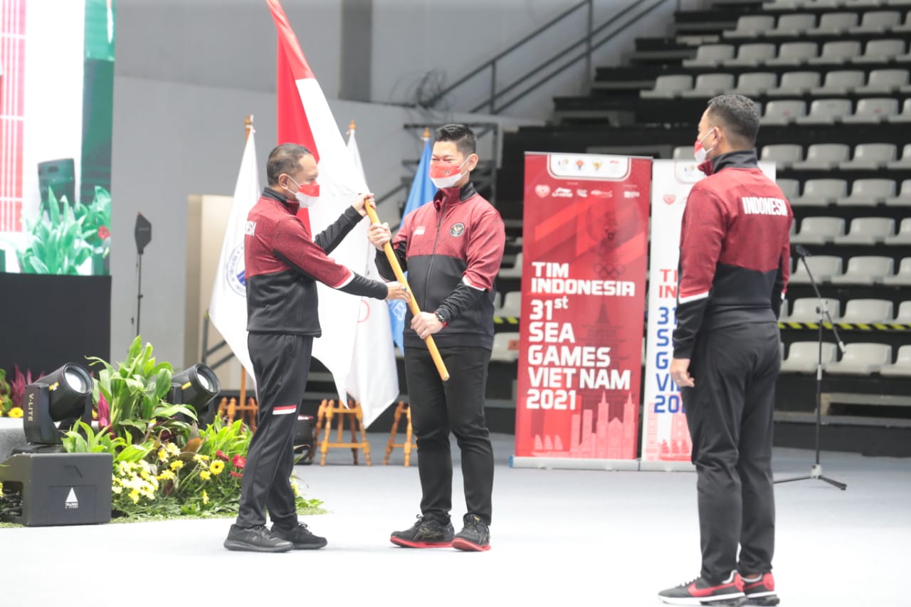 Menteri Pemuda dan Olahraga Republik Indonesia (Menpora RI), Zainudin Amali menjadi inspektur upacara pengukuhan kontingen atau tim Indonesia untuk SEA Games 2021 yang digelar di Hall A Basket Gelora Bung Karno (GBK), Senayan, Jakarta Pusat, Minggu (8/5).