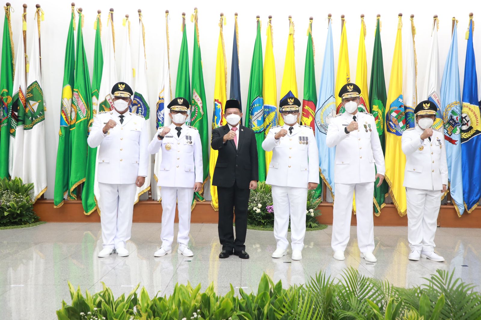  Staf Ahli Bidang Budaya Sportivitas Kementerian Pemuda dan Olahraga Republik Indonesia (Kemenpora RI) Hamka Hendra Noer secara resmi dlantik sebagai Penjabat (Pj) Gubernur Gorontalo oleh Menteri Dalam Negeri (Mendagri) Tito Karnavian. (foto:dok/humaskeme