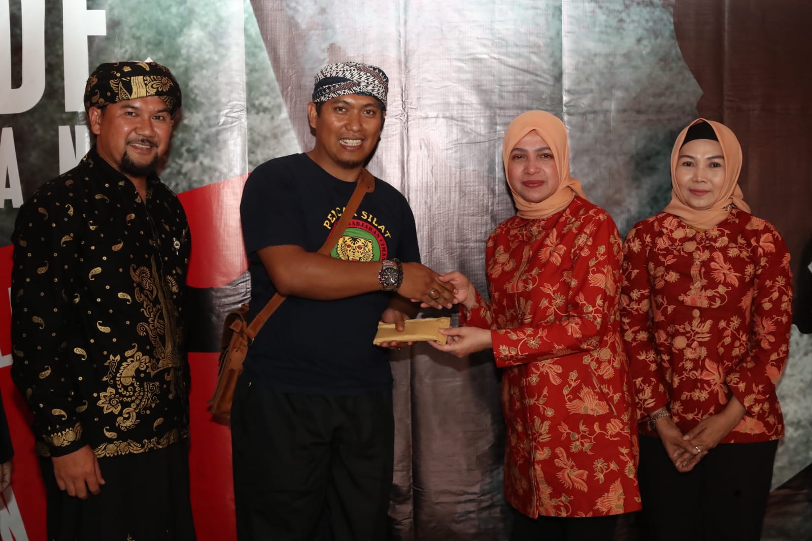 Pada kesempatan kunjungan kerjanya di Kabupaten Kuningan, Jawa Barat, Penasehat Dharma Wanita Persatuan (DWP) Kemenpora RI Nadiah Zainudin Amali memberikan bantuan sarana dan prasarana pendukung olahraga pencak silat seperti matras dan dana tunai untuk me